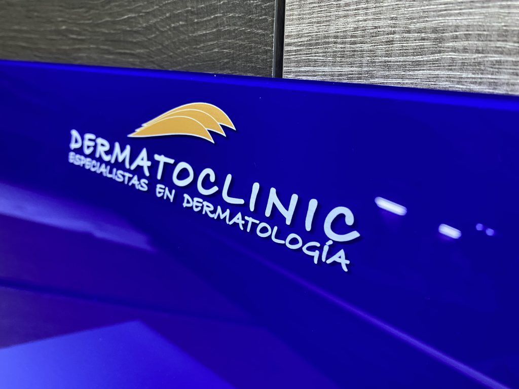 EXPOSITOR de METACRILATO personalizado en Madrid