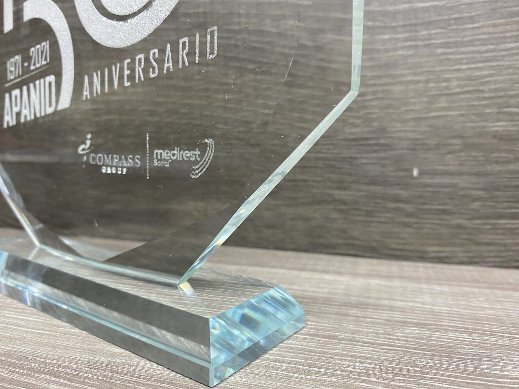 Trofeo de cristal personalizado en Madrid