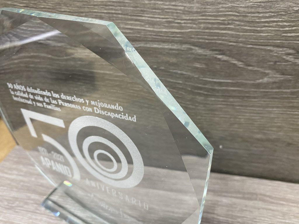 Trofeo de cristal personalizado en Madrid